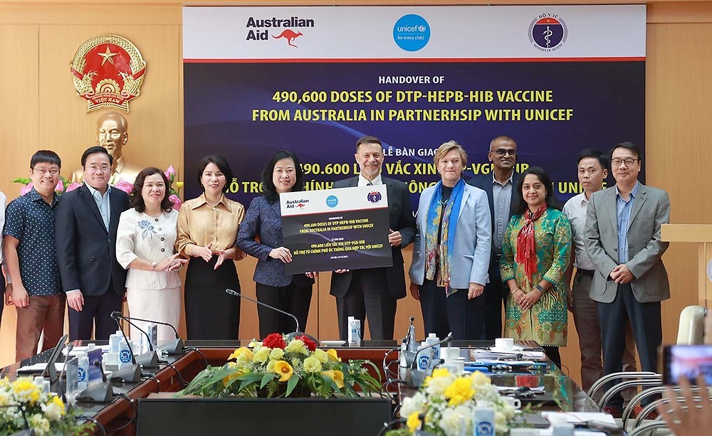 49万600回分の「5 in 1」ワクチンが明日の夕方にベトナムに到着する予定で、保健大臣は子供たちへのワクチン接種に向けて早急な対応を呼びかけている。